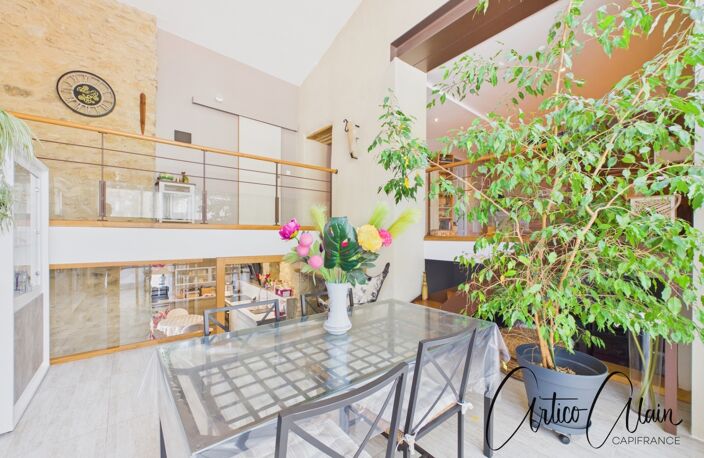Maison en pierre de 179 m² entièrement rénovée avec jardin et terrasse — photo 3
