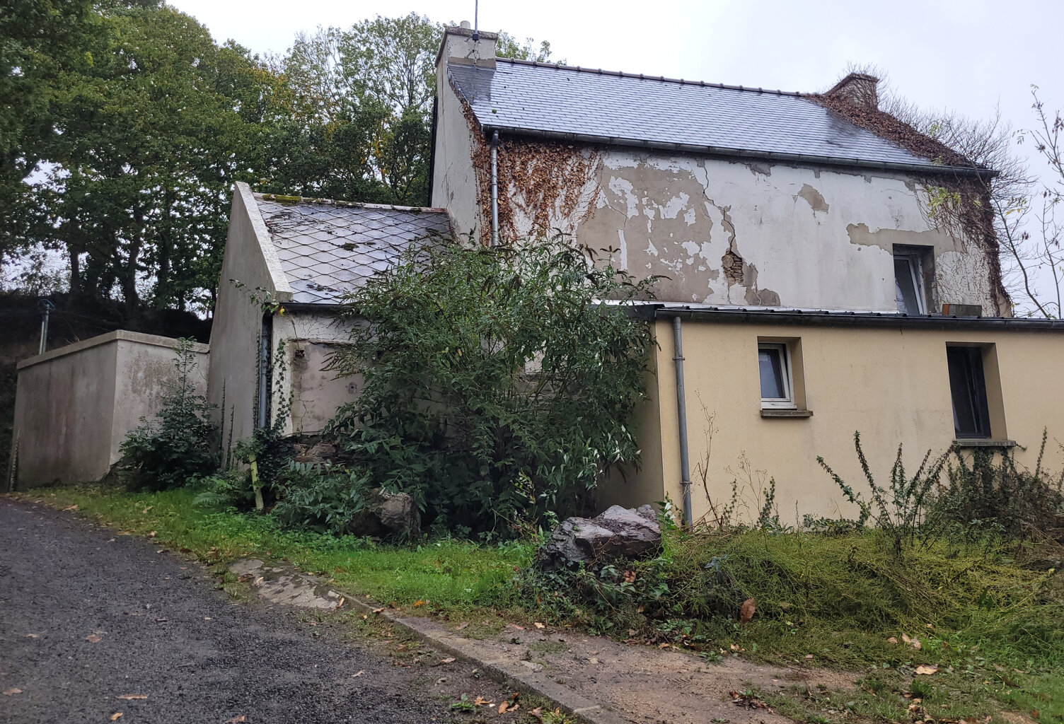 Amoureux de la nature, maison en pierre entre forêt et riviè — photo 1