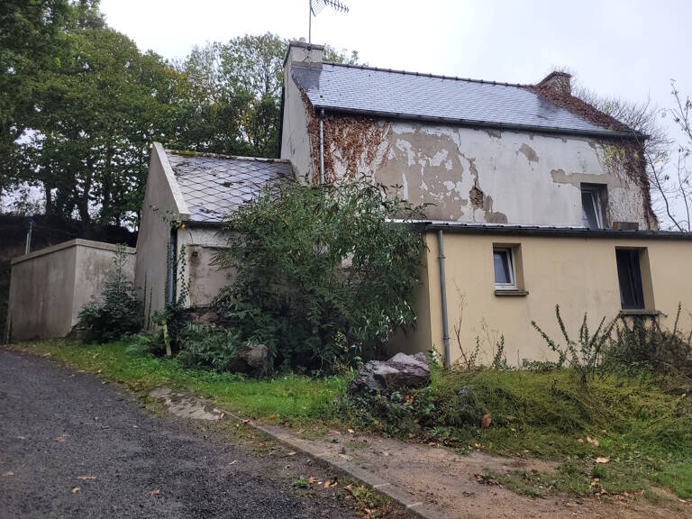 Amoureux de la nature, maison en pierre entre forêt et riviè — photo 1