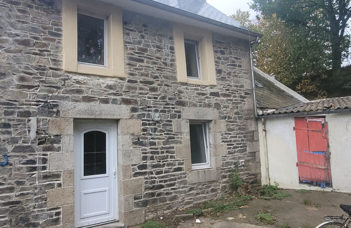 Amoureux de la nature, maison en pierre entre forêt et riviè — photo 4