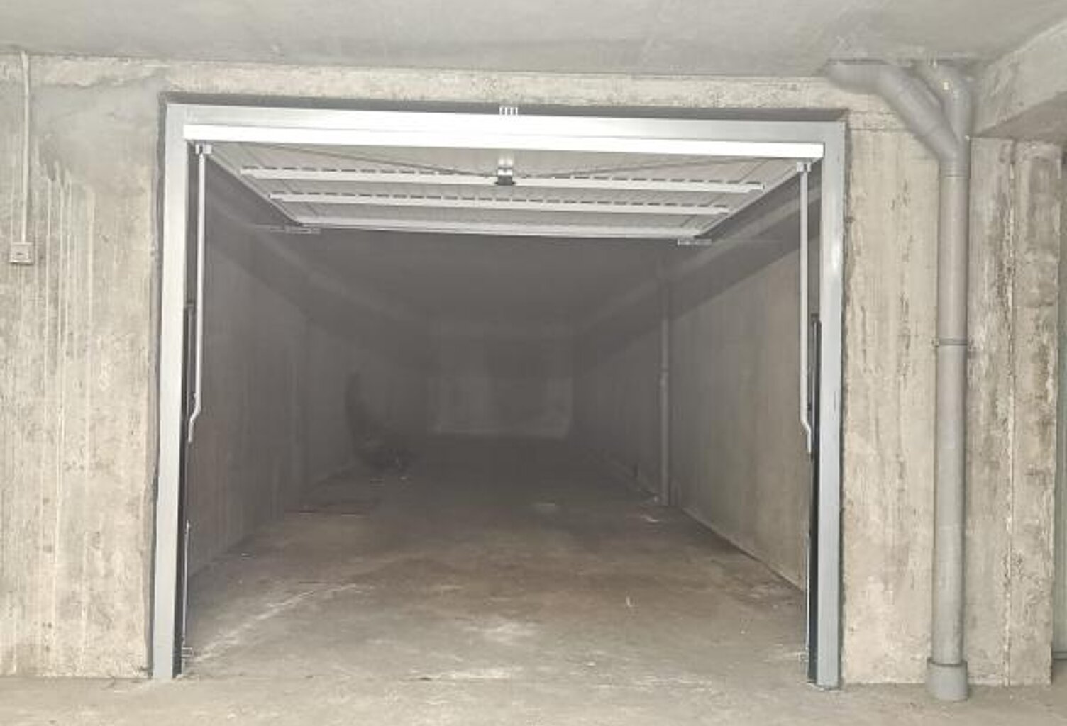 Grand box fermé 14 m – 2 à 3 véhicules – Valbenoite — photo 1