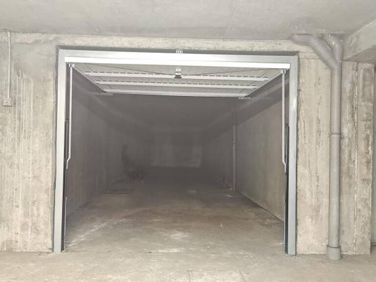 Grand box fermé 14 m – 2 à 3 véhicules – Valbenoite — photo 1