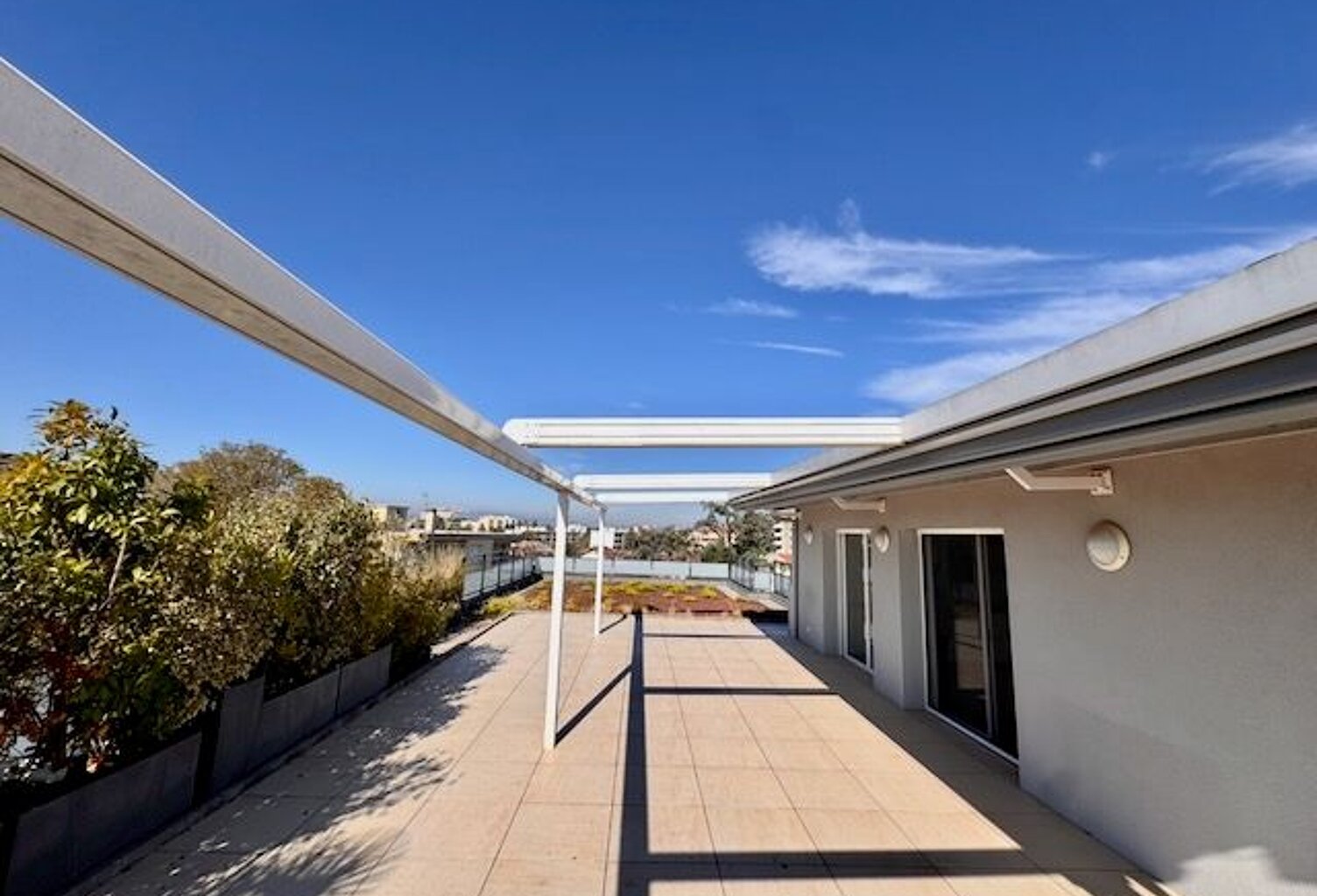 Bron Église – T3 en attique transformé en T2, terrasse de 67 m² et deux garages — photo 1