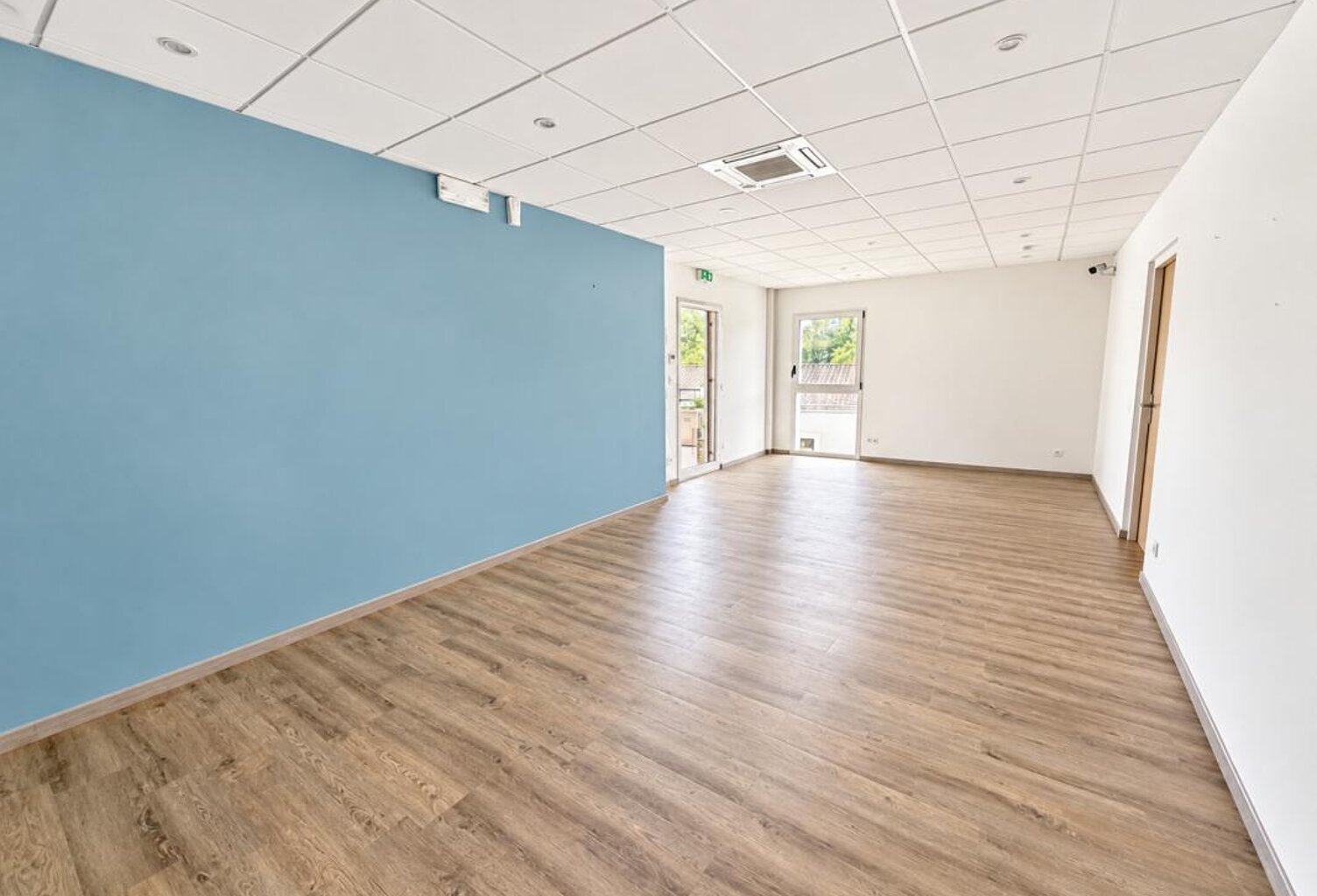 A PAREMPUYRE - Local de 81 m² avec parkings — photo 1