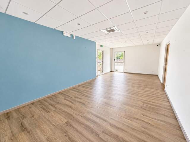 A PAREMPUYRE - Local de 81 m² avec parkings — photo du bien