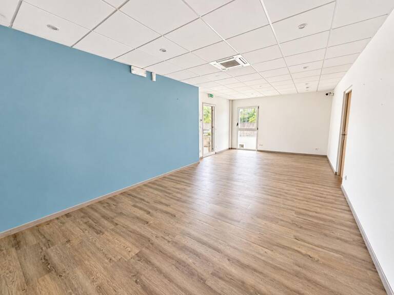 A PAREMPUYRE - Local de 81 m² avec parkings — photo 1