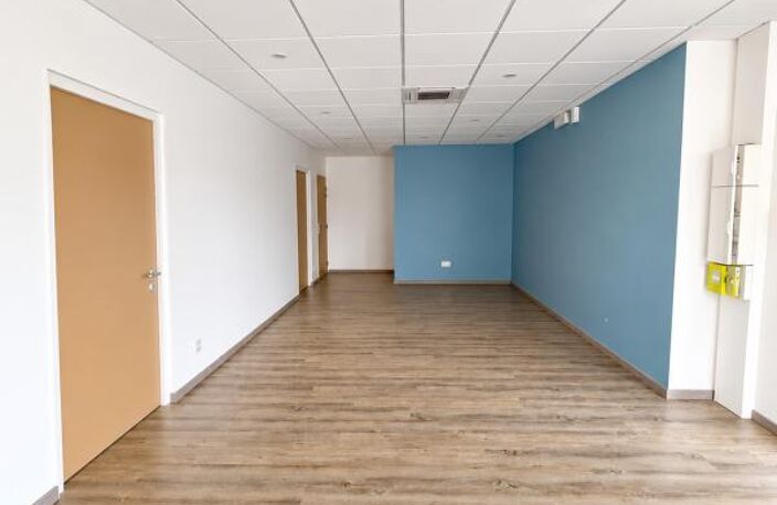 A PAREMPUYRE - Local de 81 m² avec parkings — photo 2