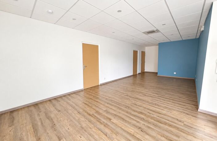 A PAREMPUYRE - Local de 81 m² avec parkings — photo 3