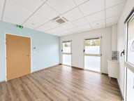 A PAREMPUYRE - Local de 81 m² avec parkings — photo 4
