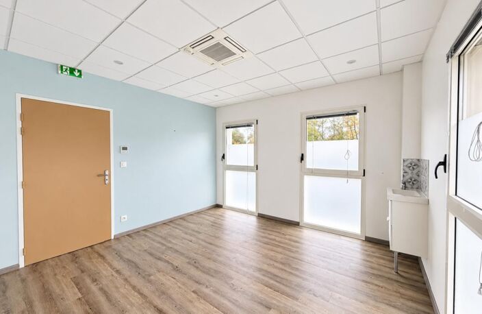 A PAREMPUYRE - Local de 81 m² avec parkings — photo 4