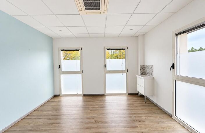 A PAREMPUYRE - Local de 81 m² avec parkings — photo 5
