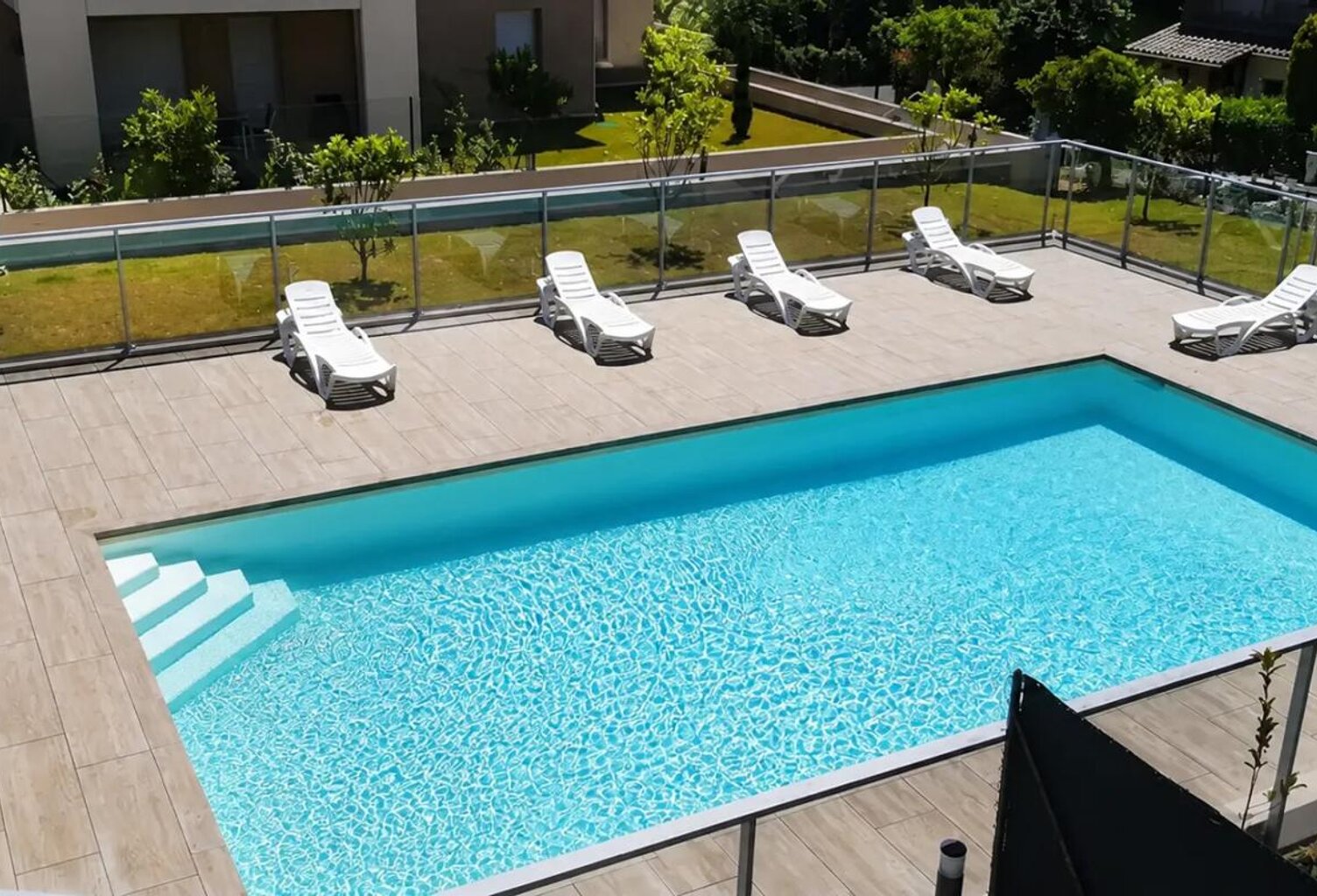 3 PIÈCES AVEC GRANDE TERRASSE, PISCINE ET 2 GARAGES ÉLECTRIFIÉS — photo 1