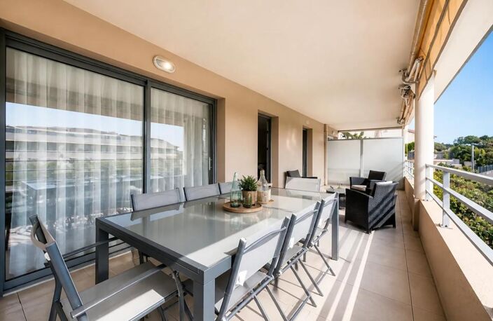 3 PIÈCES AVEC GRANDE TERRASSE, PISCINE ET 2 GARAGES ÉLECTRIFIÉS — photo 2