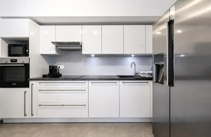3 PIÈCES AVEC GRANDE TERRASSE, PISCINE ET 2 GARAGES ÉLECTRIFIÉS — photo 4