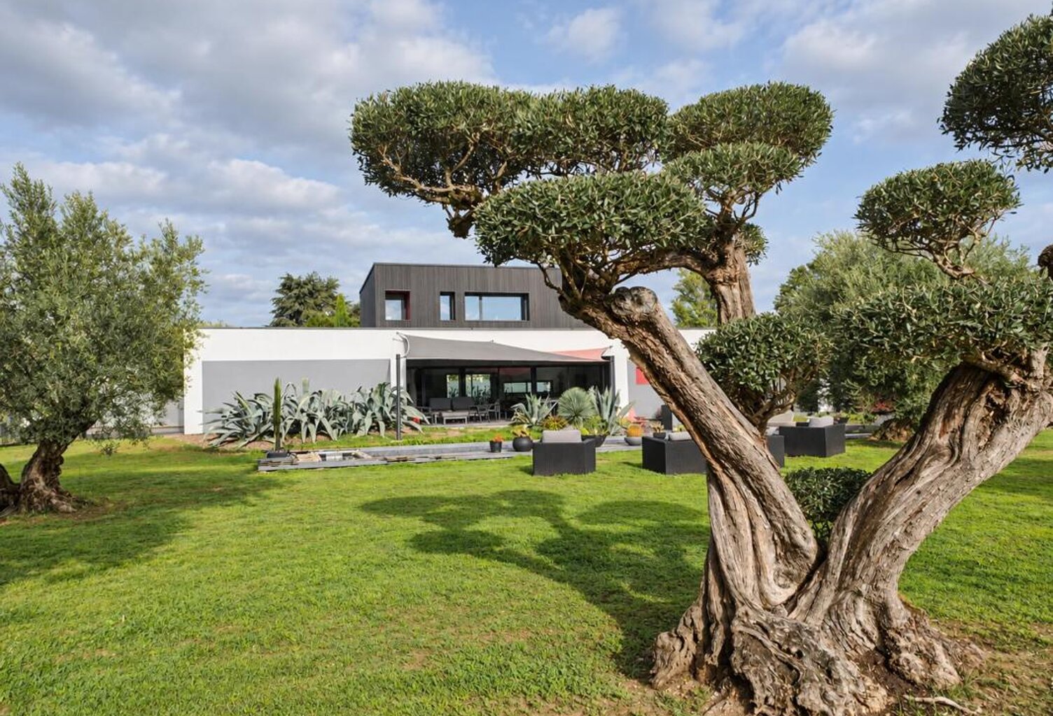 Maison de 6 pièces d' environ 270 m² à Fontenay-le-Comte — photo 1