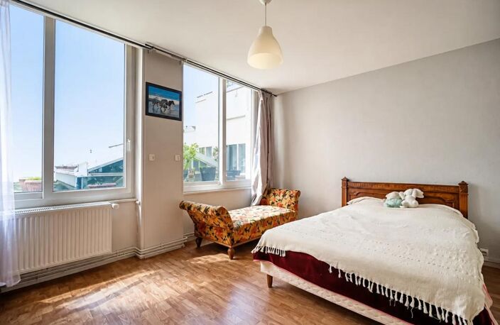 Appartement de 6 pièces de 252 m² à Saint-Étienne — photo 4