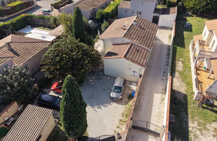 Saint-Geniès-de-Comolas, Maison de plain-pied 118 m² sur 600 m² de terrain - 4 chambres - Garage - Rafraîchissement à prévoir — photo 2
