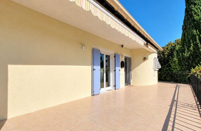 Saint-Geniès-de-Comolas, Maison de plain-pied 118 m² sur 600 m² de terrain - 4 chambres - Garage - Rafraîchissement à prévoir — photo 4