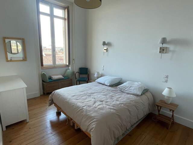 Appartement À Vendre dans un bel immeuble en pierre — photo du bien