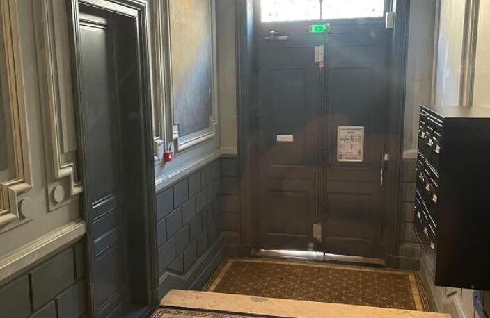 Appartement À Vendre dans un bel immeuble en pierre — photo 2