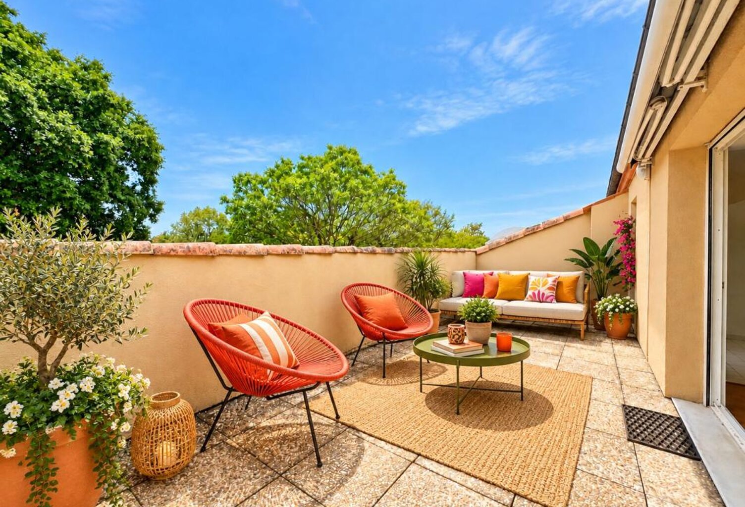 APPARTEMENT TRAVERSANT AVEC TERRASSE TROPÉZIENNE DE 23 M² SANS VIS-À-VIS — photo 1