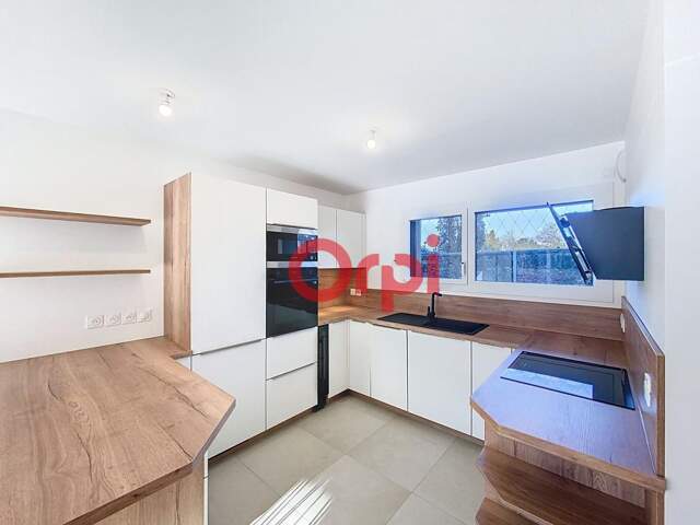 Appartement avec terrasse, jardin, cave et un stationnement en sous-sol — photo du bien