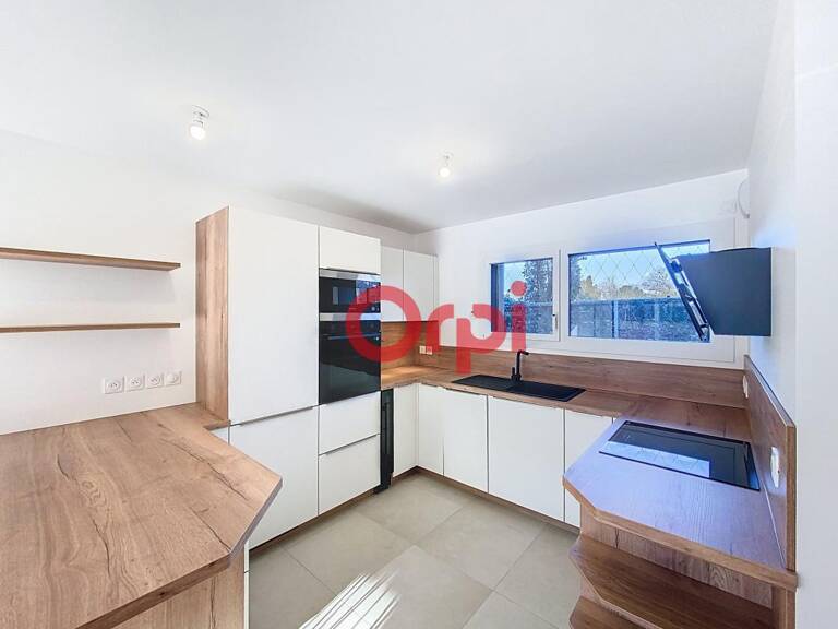 Appartement avec terrasse, jardin, cave et un stationnement en sous-sol — photo 1