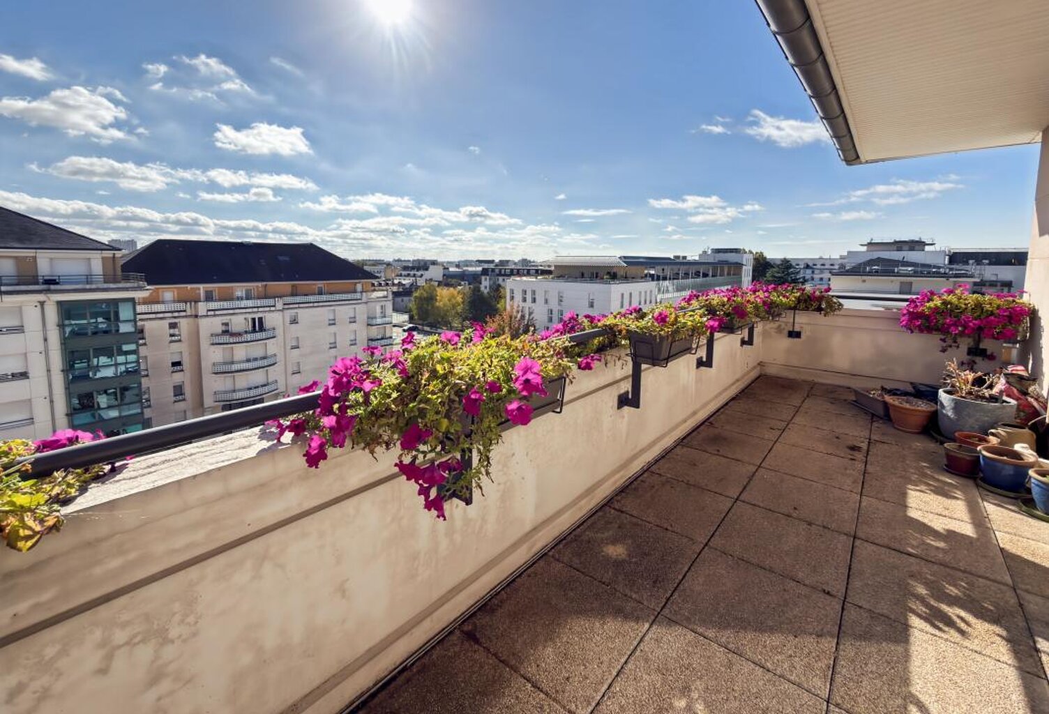 ✨ Grand T4 lumineux en dernier étage avec terrasses — Tram & commerces au pied de l'immeuble 🏢 — photo 1