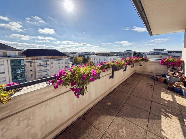 ✨ Grand T4 lumineux en dernier étage avec terrasses — Tram & commerces au pied de l'immeuble 🏢 — photo du bien