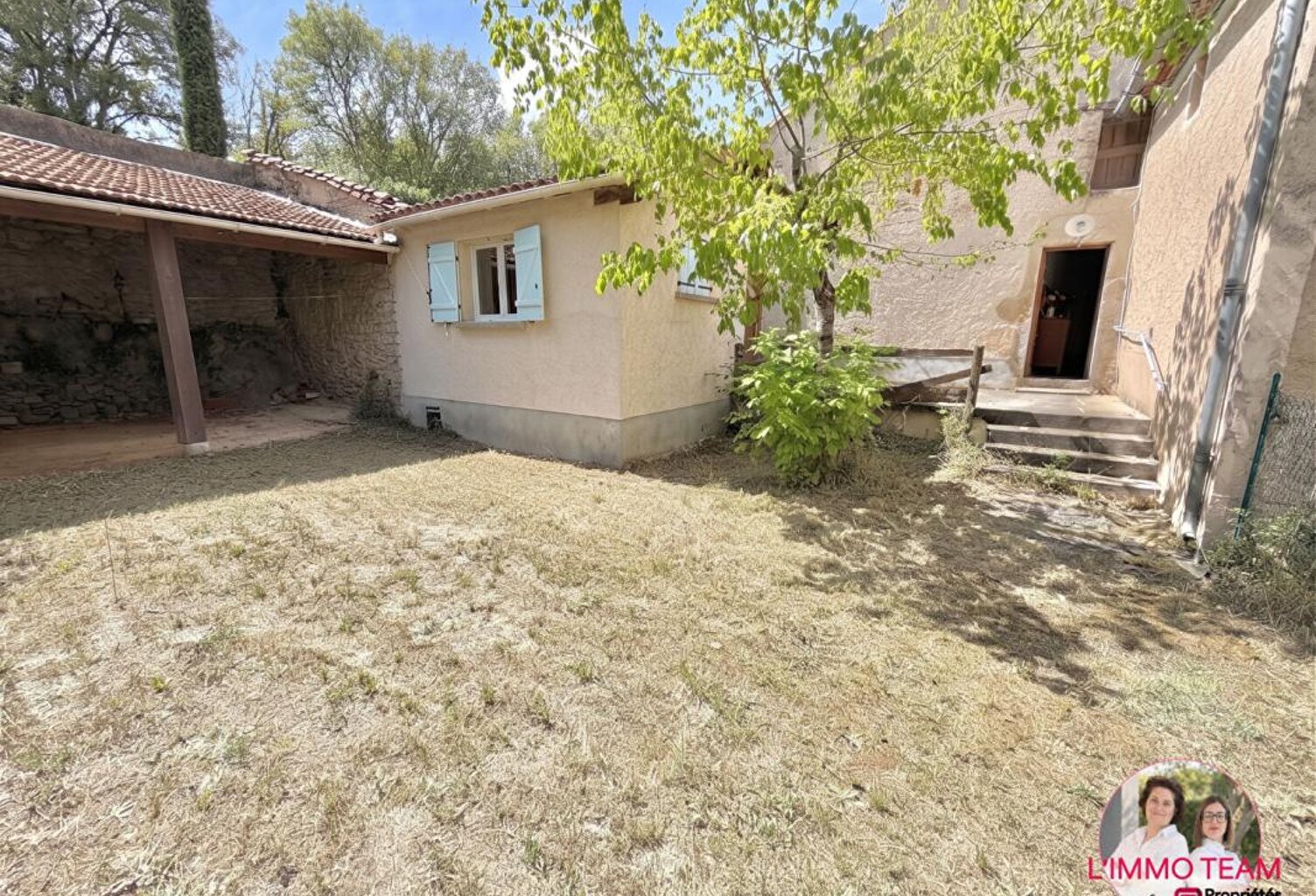 Maison en pierre à rénover avec jardin — photo 1