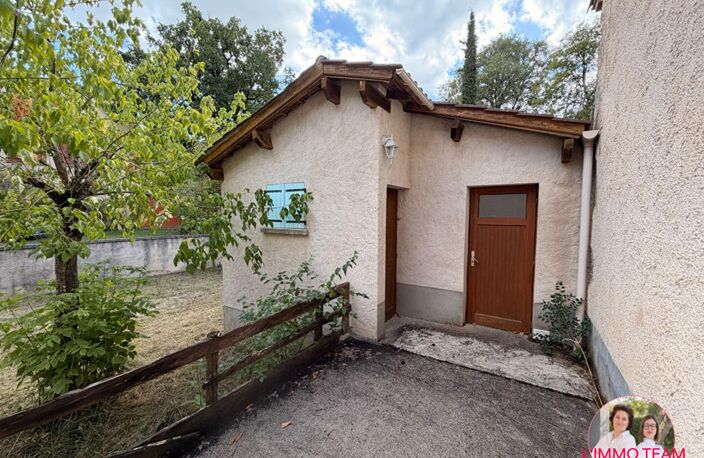 Maison en pierre à rénover avec jardin — photo 2