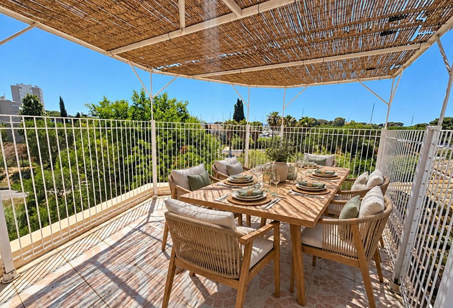 Hyères Les Salins,  Appartement 137 m², dernier étage, Toit terrasse, 2 pkgs — photo 1