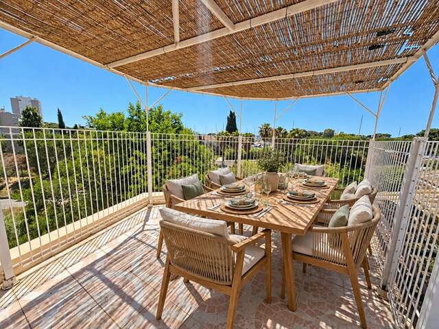 Hyères Les Salins,  Appartement 137 m², dernier étage, Toit terrasse, 2 pkgs — photo du bien