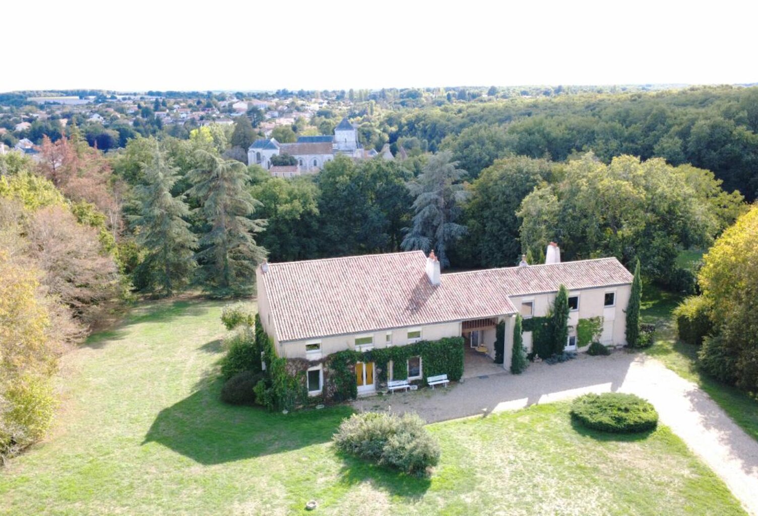 Propriété de 313 m 2 à Nouaille Maupertuis , 7 chambres, logement indépendant,  grand parc , garage — photo 1