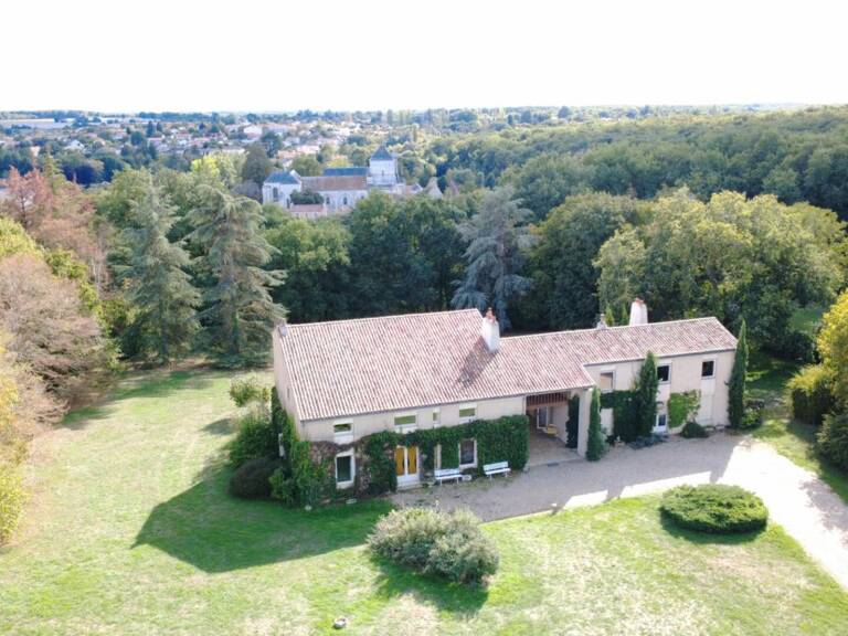 Propriété de 313 m 2 à Nouaille Maupertuis , 7 chambres, logement indépendant,  grand parc , garage — photo 1