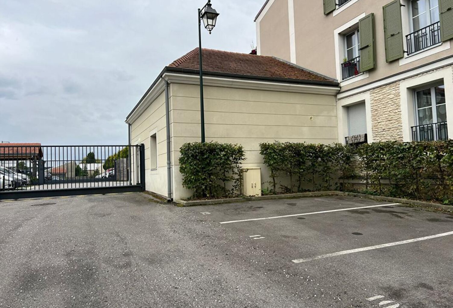 Place de parking Bièvres — photo 1