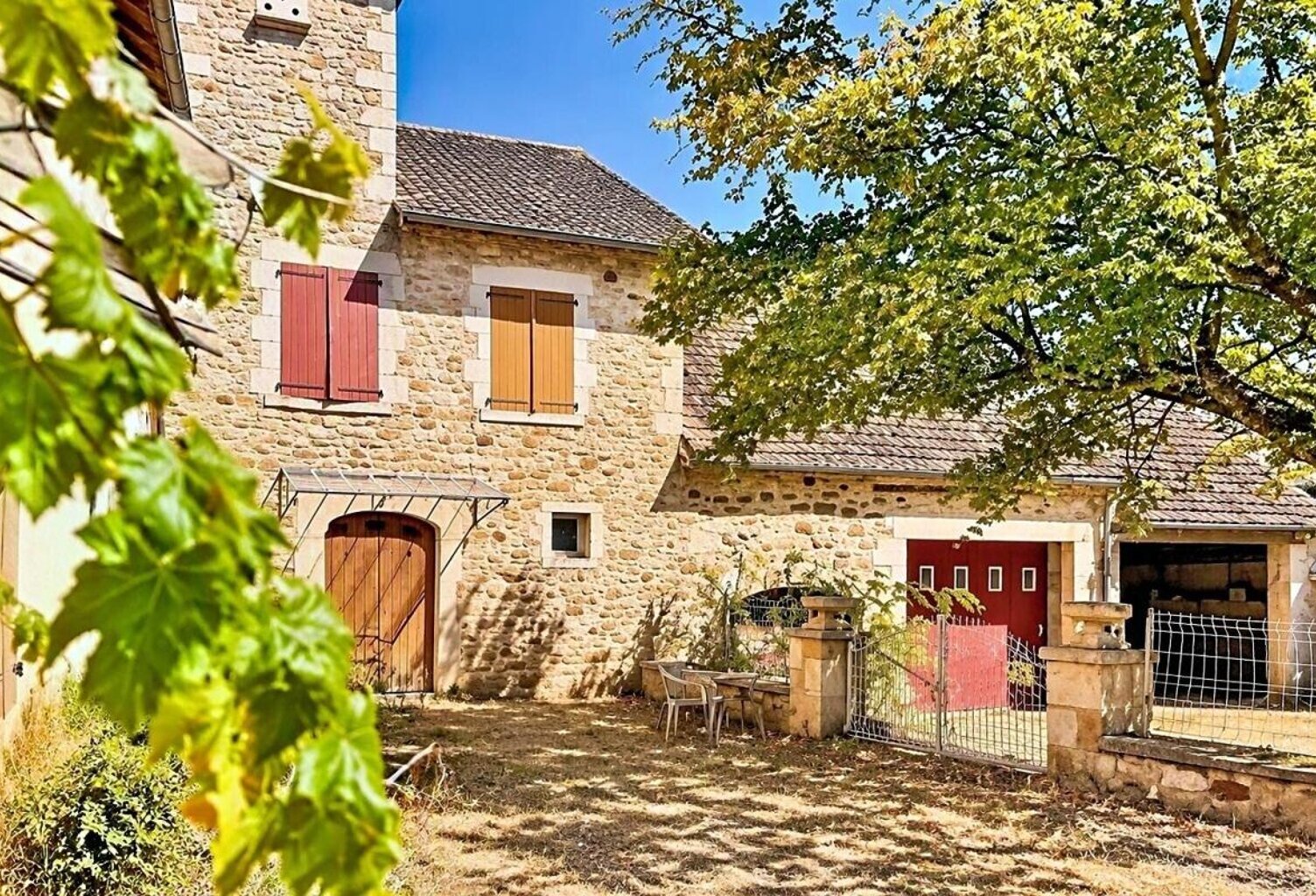 Loupiac  (46350) Propriété de caractère du XIXe siècle: Ancien corps de ferme en pierre, 293 m², 8 chambres, avec gîte indépendant, dépendances et plus de 2,5 hectares — photo 1