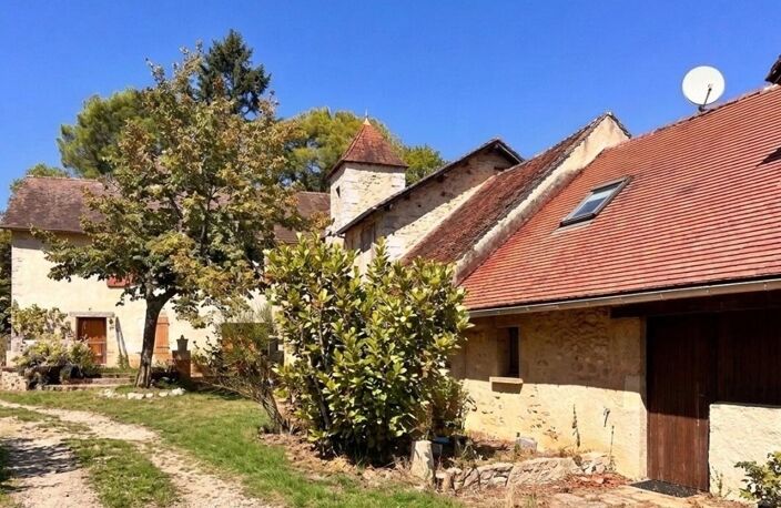 Loupiac  (46350) Propriété de caractère du XIXe siècle: Ancien corps de ferme en pierre, 293 m², 8 chambres, avec gîte indépendant, dépendances et plus de 2,5 hectares — photo 2