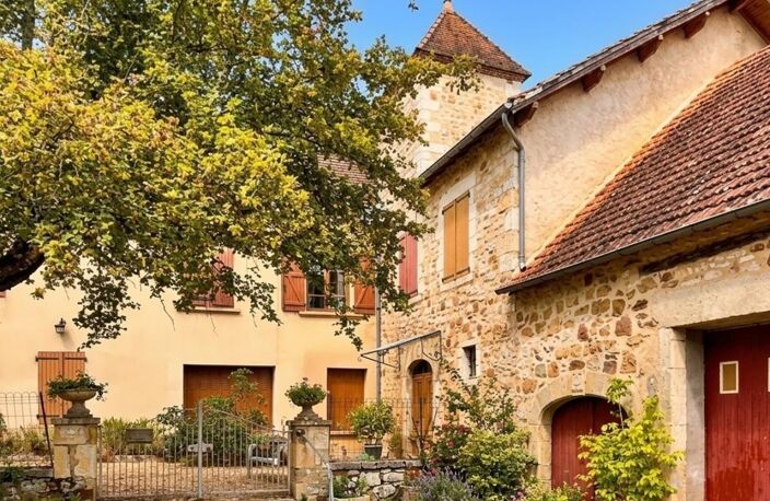 Loupiac  (46350) Propriété de caractère du XIXe siècle: Ancien corps de ferme en pierre, 293 m², 8 chambres, avec gîte indépendant, dépendances et plus de 2,5 hectares — photo 4
