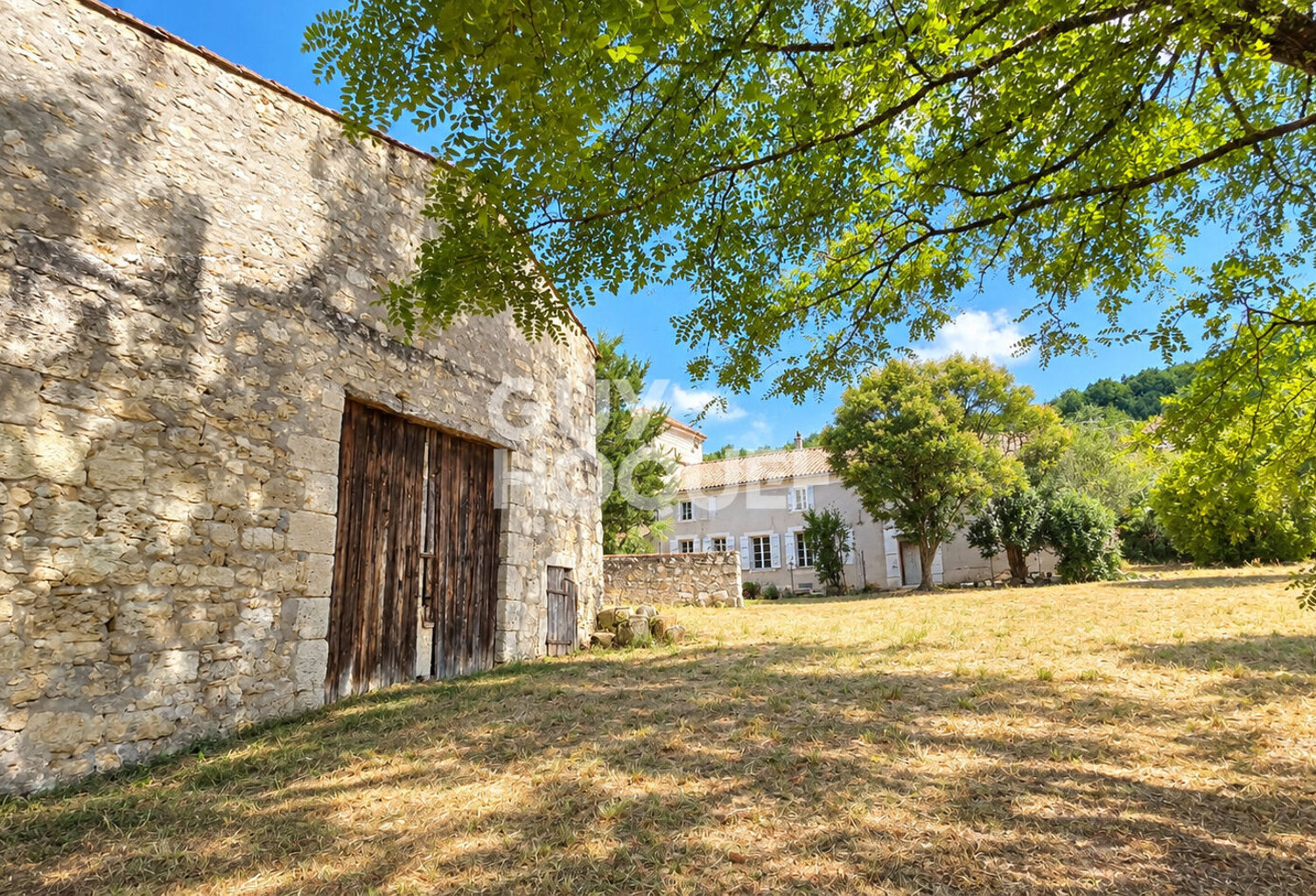 Ensemble immobilier en pierres — photo 1