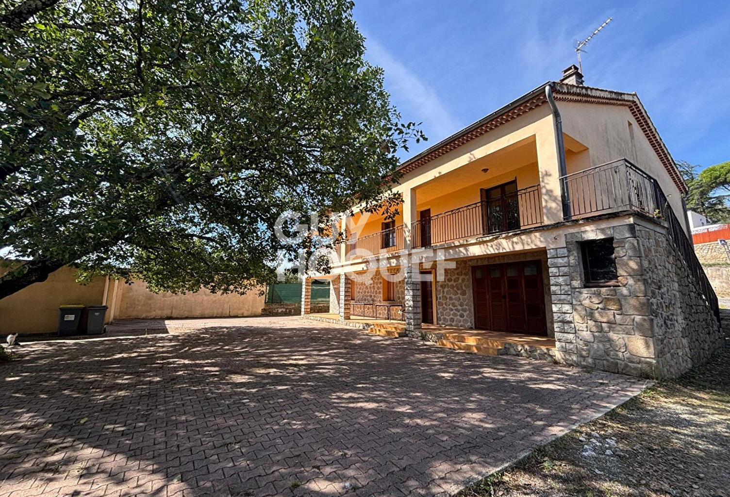 Maison de 220 m2 avec 2 parcelles de terrain constructible sur Saint Etienne De Fontbellon — photo 1