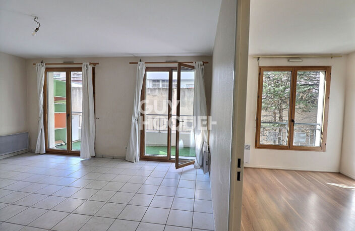 Grand Té avec balcon dans un bel immeuble récent — photo 2