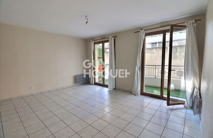 Grand Té avec balcon dans un bel immeuble récent — photo 3