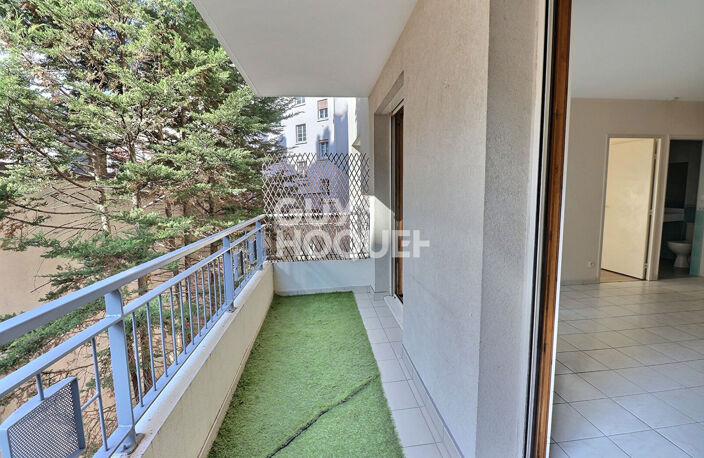 Grand Té avec balcon dans un bel immeuble récent — photo 5