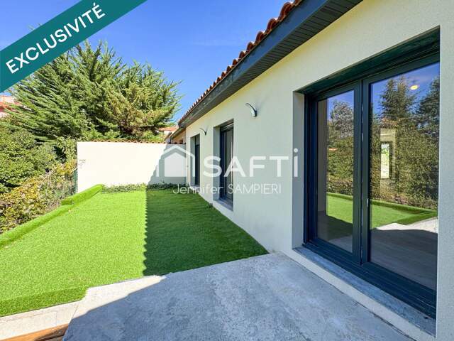 Maison neuve ensoleillée avec garage et jardin — photo du bien