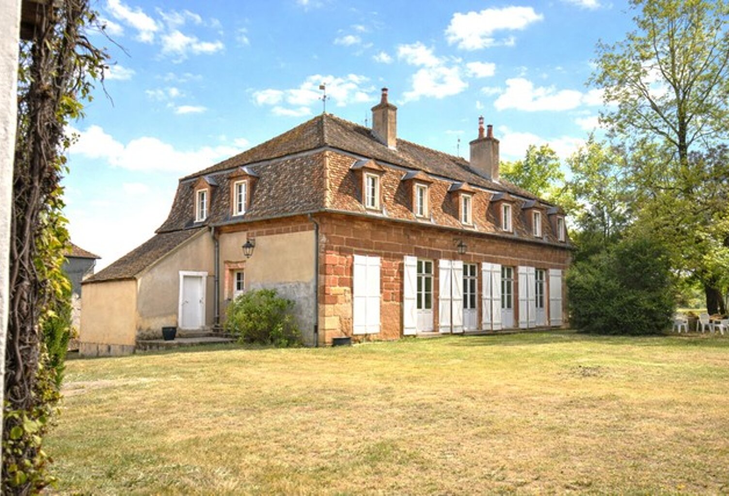 PROPRIÉTÉ DE FAMILLE AVEC DÉPENDANCES SUR 4 HECTARES ENVIRON — photo 1