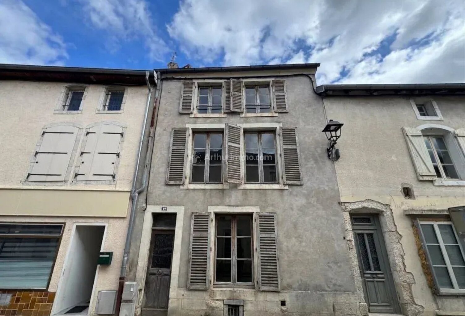 NEUFCHÂTEAU – MAISON À FORT POTENTIEL À RÉNOVER ENTIÈREMENT ! — photo 1