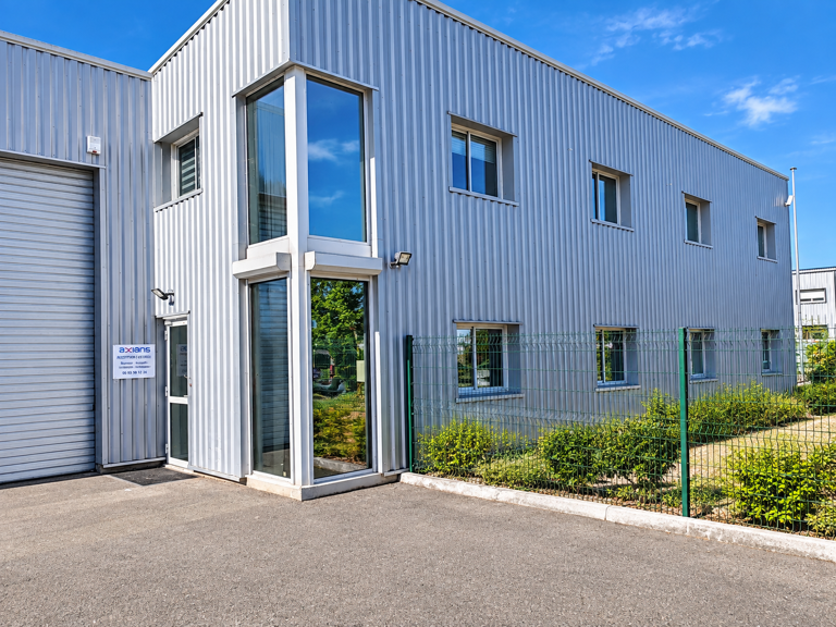 À VENDRE   ENSEMBLE IMMOBILIER COMMERCIAL ET INDUSTRIEL   ZO — photo 1