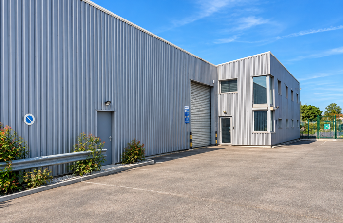 À VENDRE   ENSEMBLE IMMOBILIER COMMERCIAL ET INDUSTRIEL   ZO — photo 2