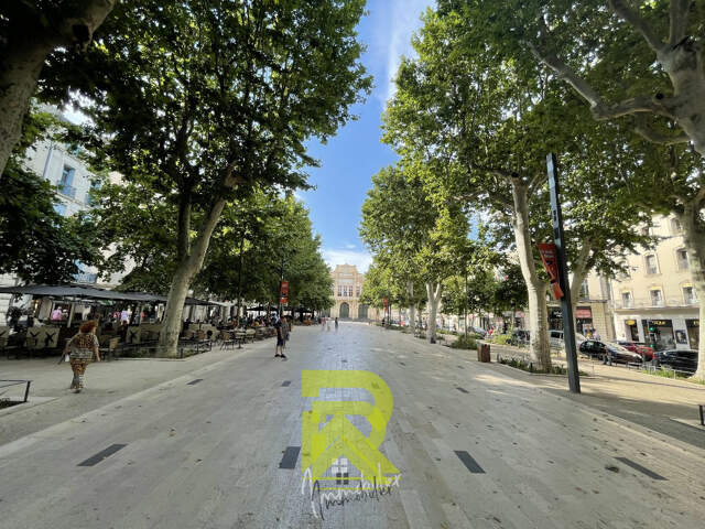 Béziers sur une rue commerçante du centre ville vente de mu — photo du bien